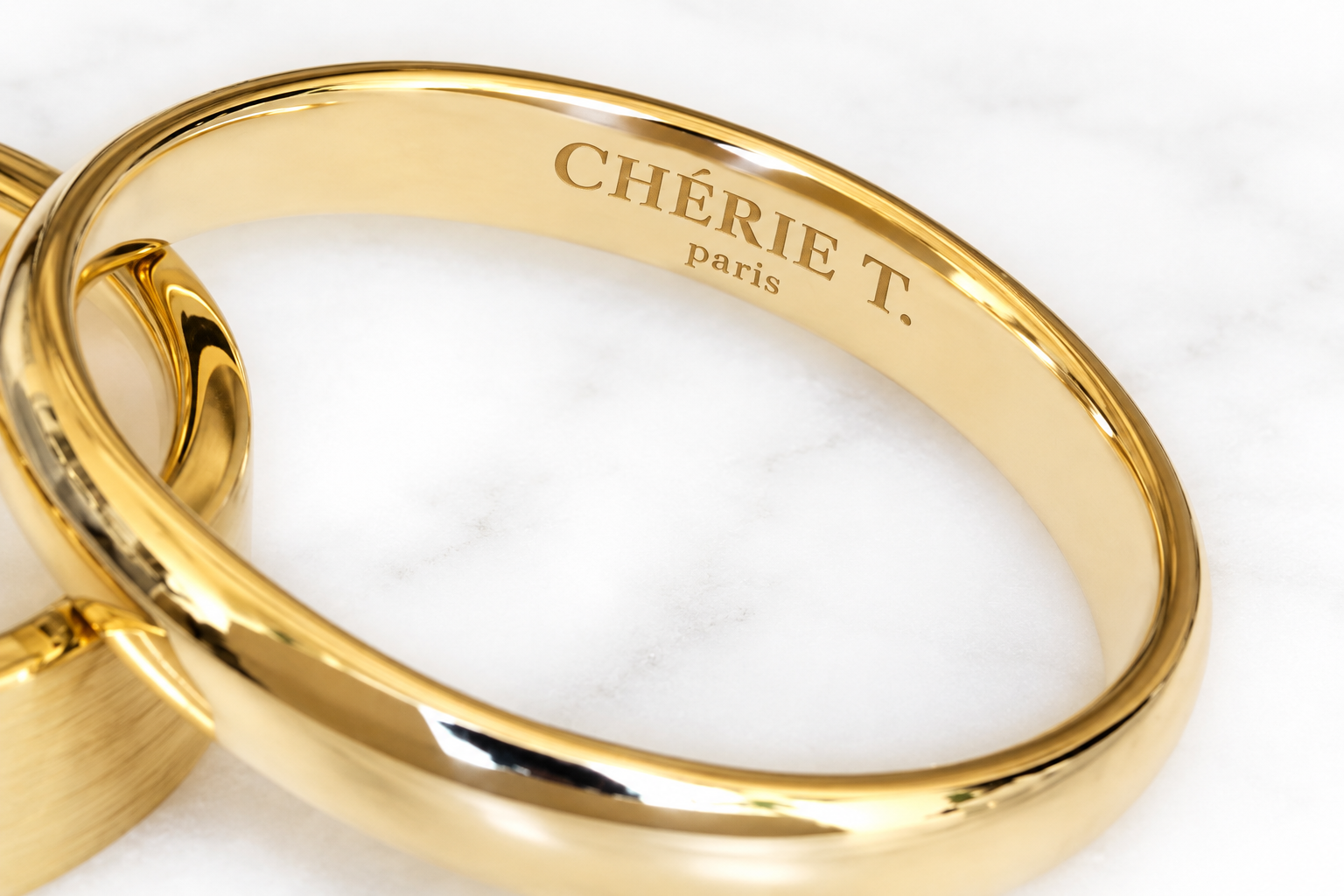 Signature Chérie T. Paris gravée à l’intérieur d’une bague dorée